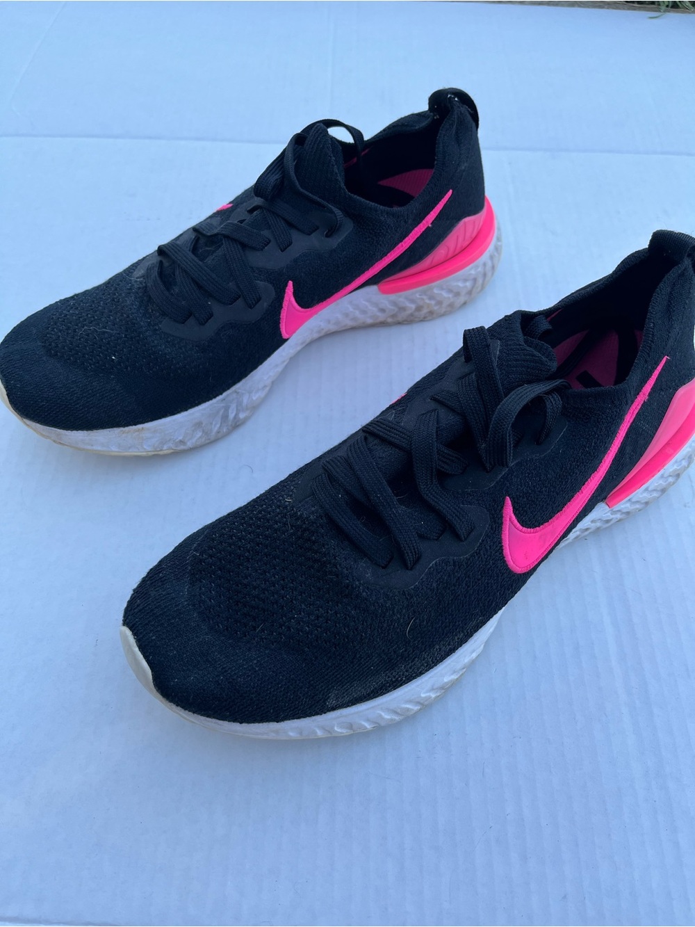 Nike Women's Black Athletic Shoes with Hot Pink Swoosh size 10